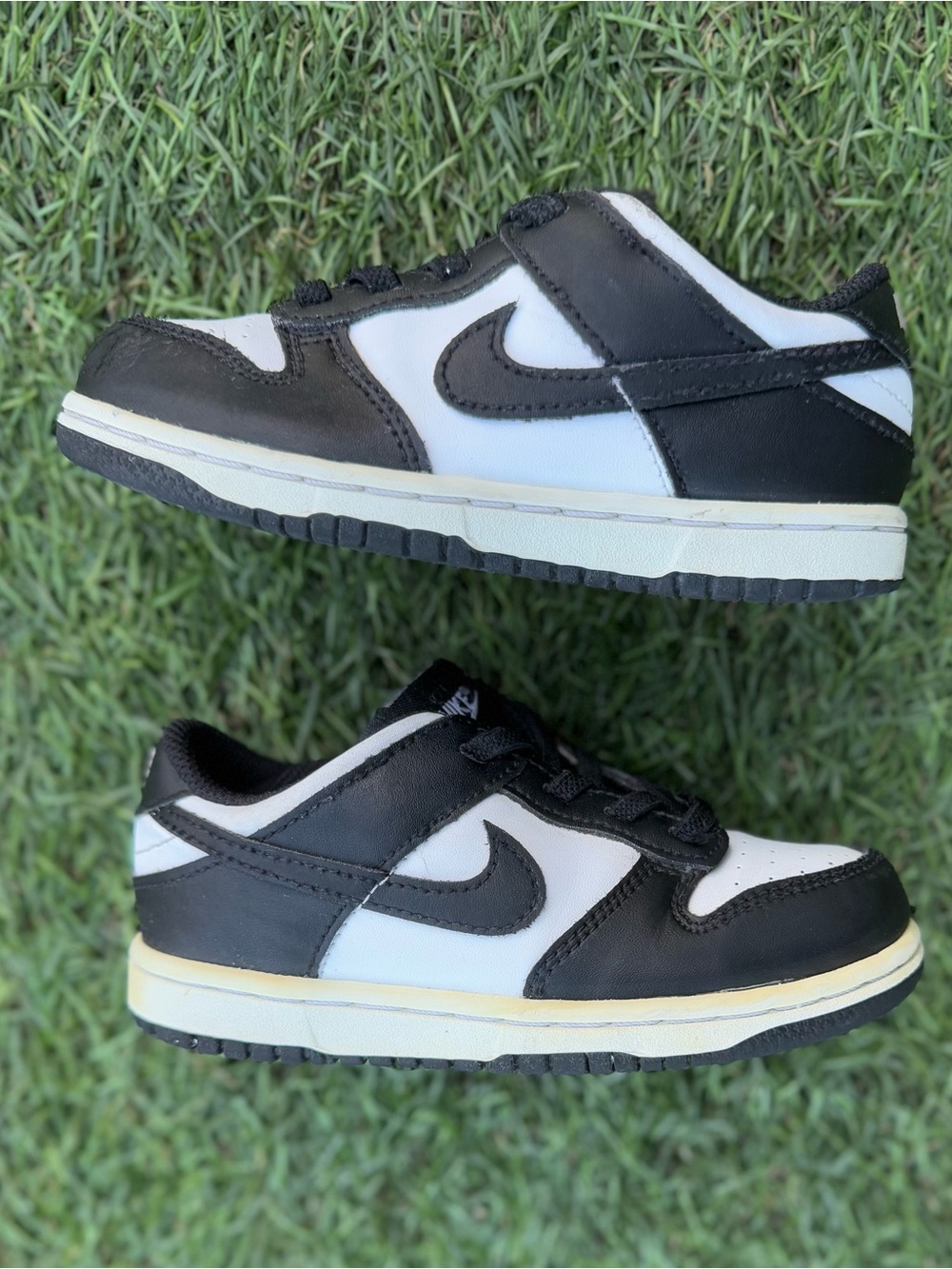 Nike Kids Black and White Low-Top Sneakers with Swoosh Sz(10) - Picture 3 of 7